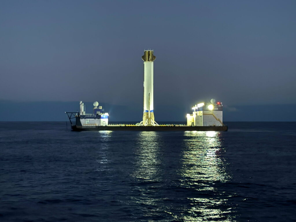 Booster rakiety New Glenn 2 transportowany na barce